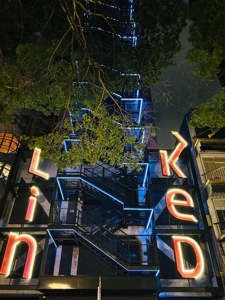 Linked Batel by Xtay - Modern and Connected Experience Steps