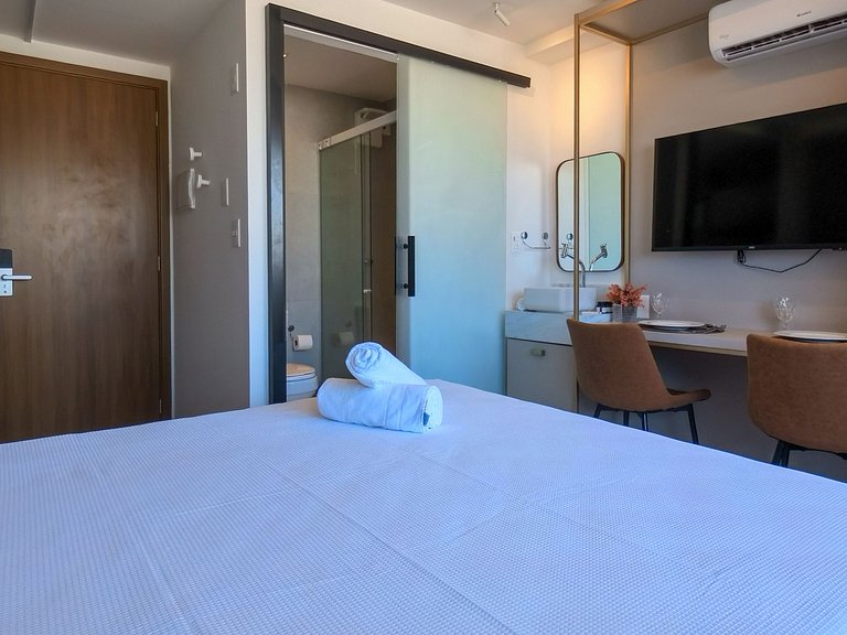 Studio with Balcony bed Queen
