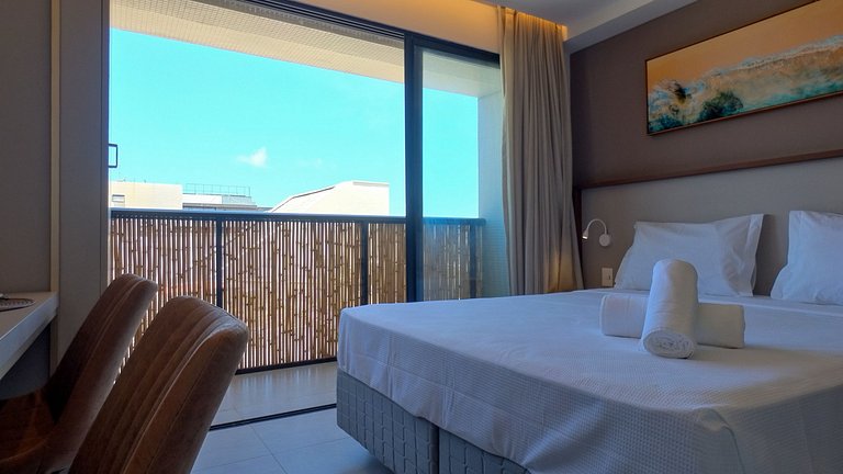 Studio with Balcony bed Queen