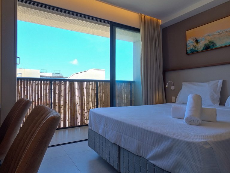 Studio with Balcony bed Queen