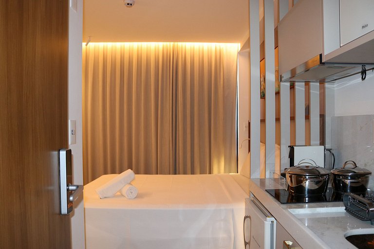 Studio with Balcony bed Queen