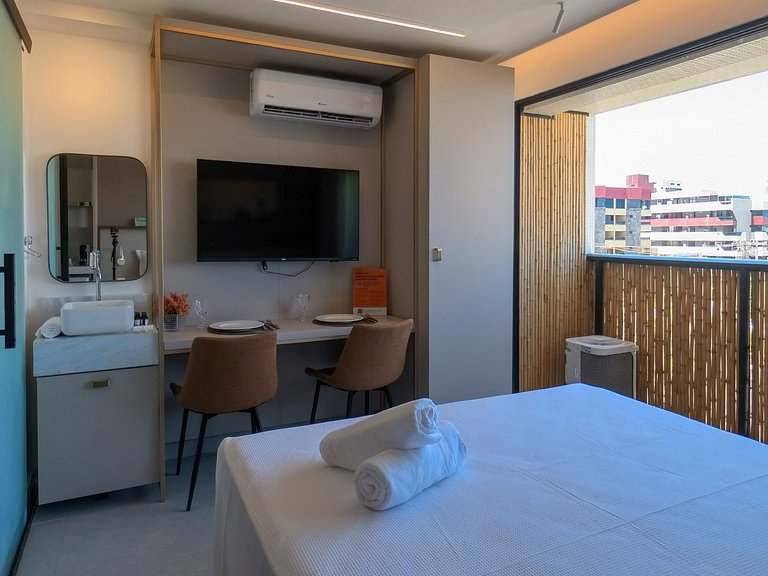 Studio with Balcony bed Queen