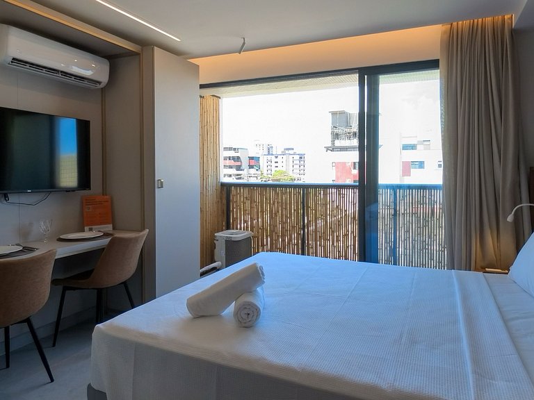 Studio with Balcony bed Queen