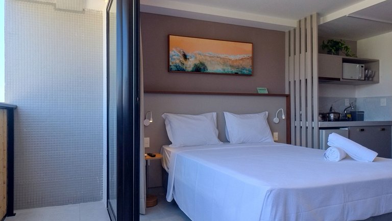 Studio with Balcony bed Queen