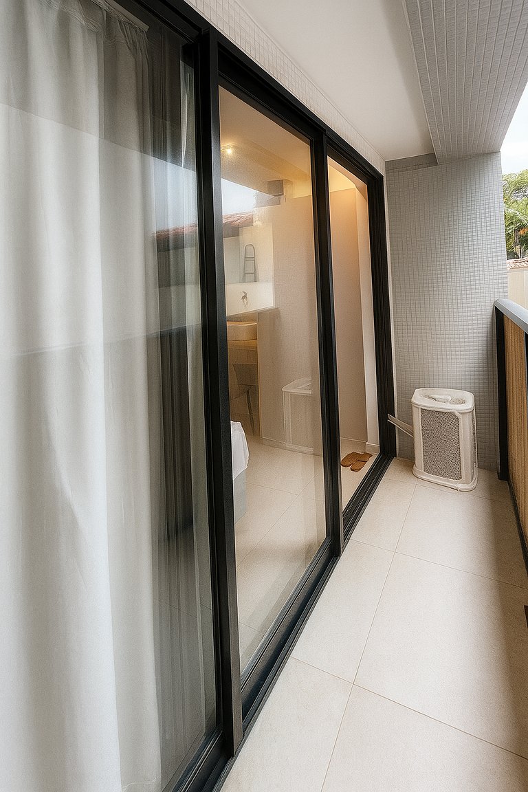 Studio with Balcony bed Queen